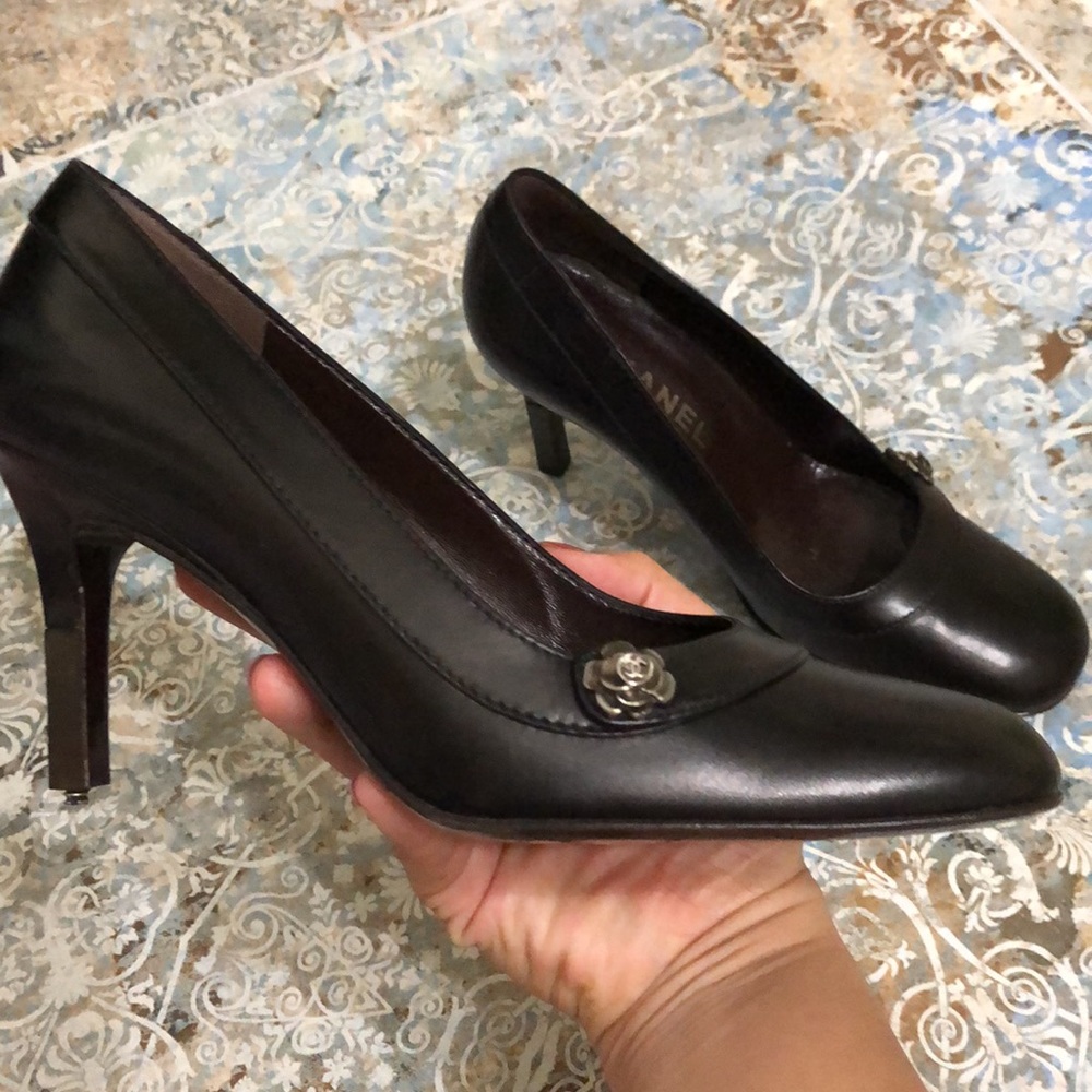 Classy Chanel shoes - Picture 3 of 10